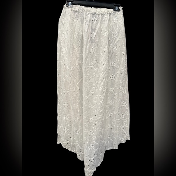 PrettyLittleThing Eyelet handkerchief Maxi Skirt - Picture 4 of 4